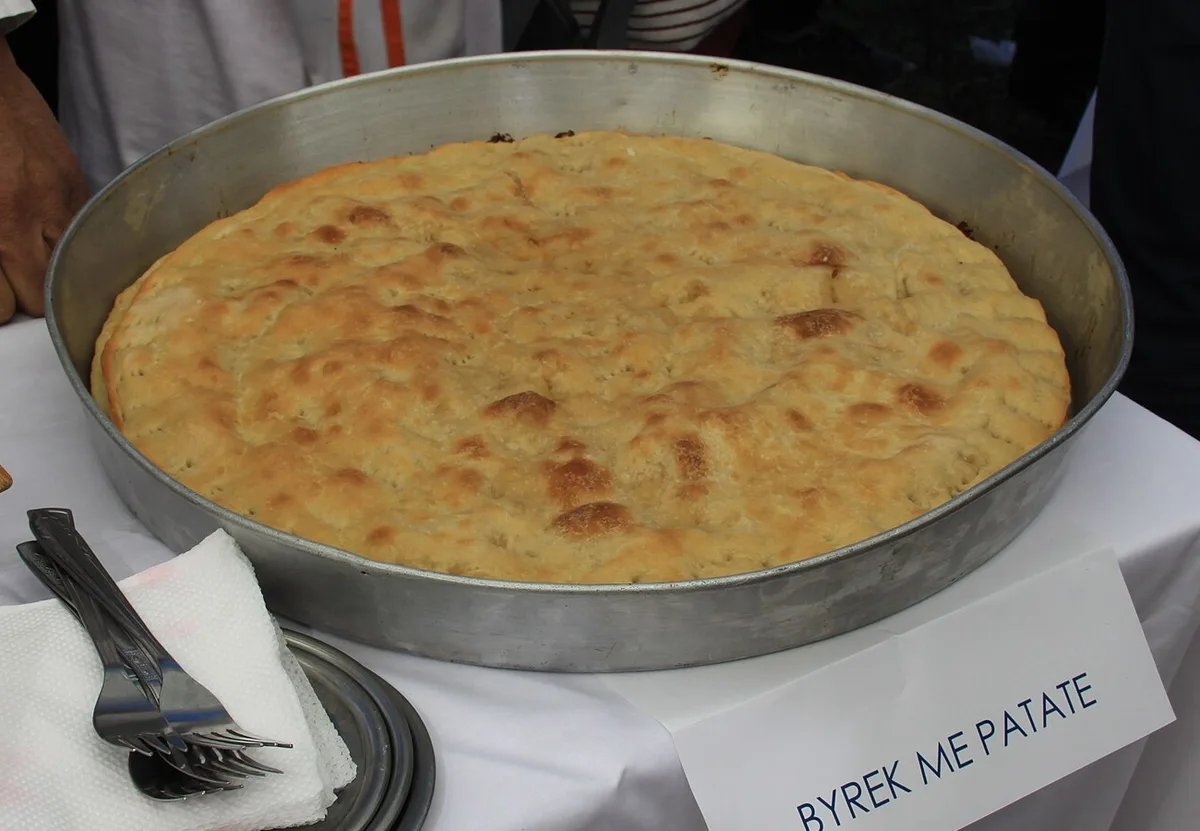 Byrek i sapodalë nga tepsia