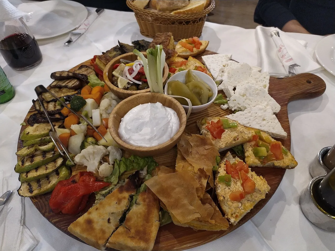 Sofra e Liburnisë: meze, djathëra e turshi